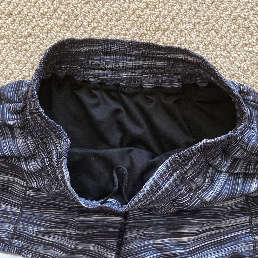 LULULEMON Hotty Hot Shorts Low Rise 4” Black White Soft Size 6 Low Rise EUC